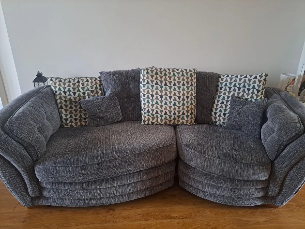 3 seater curved couch - Image 3