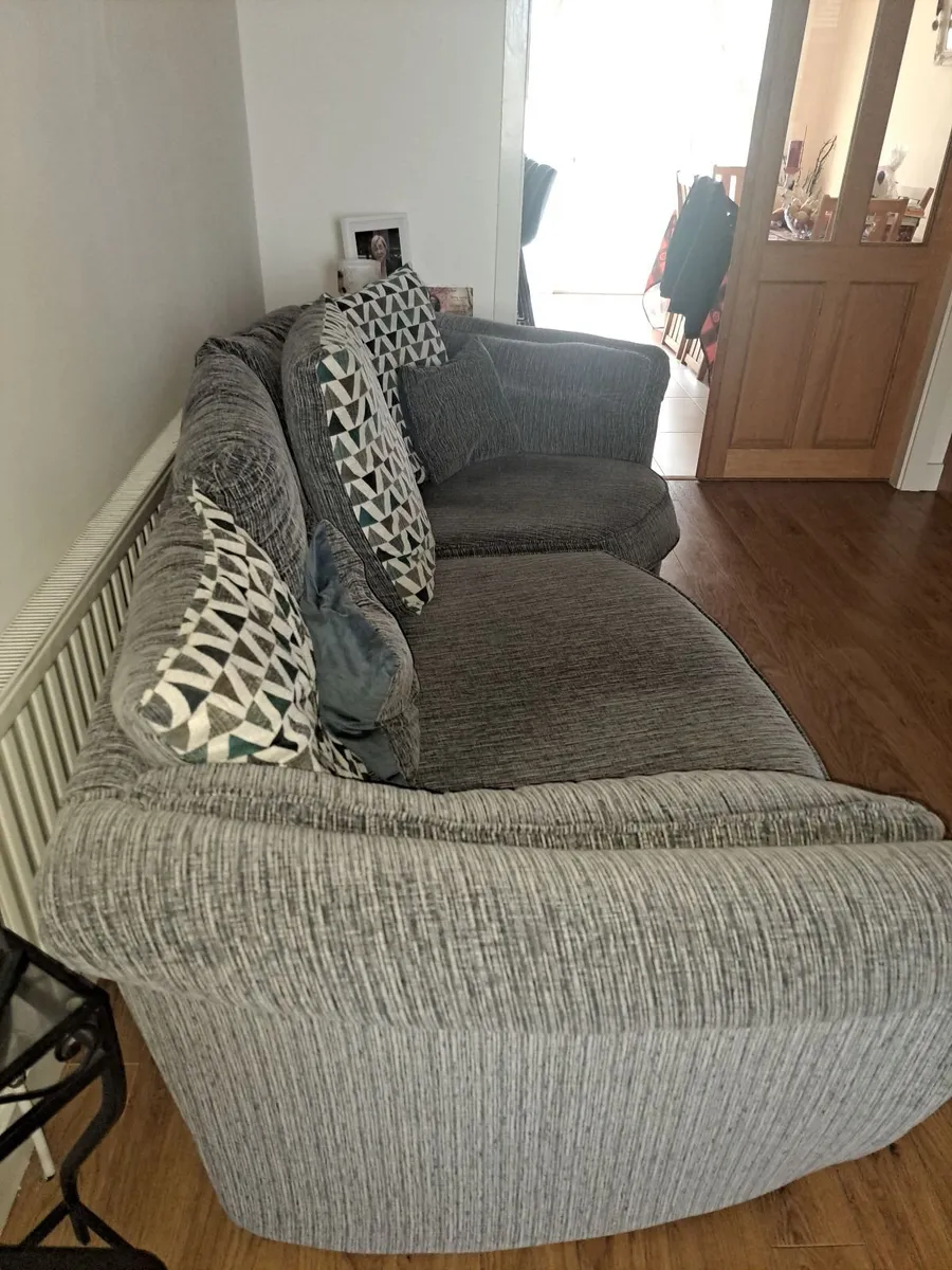 3 seater curved couch - Image 4