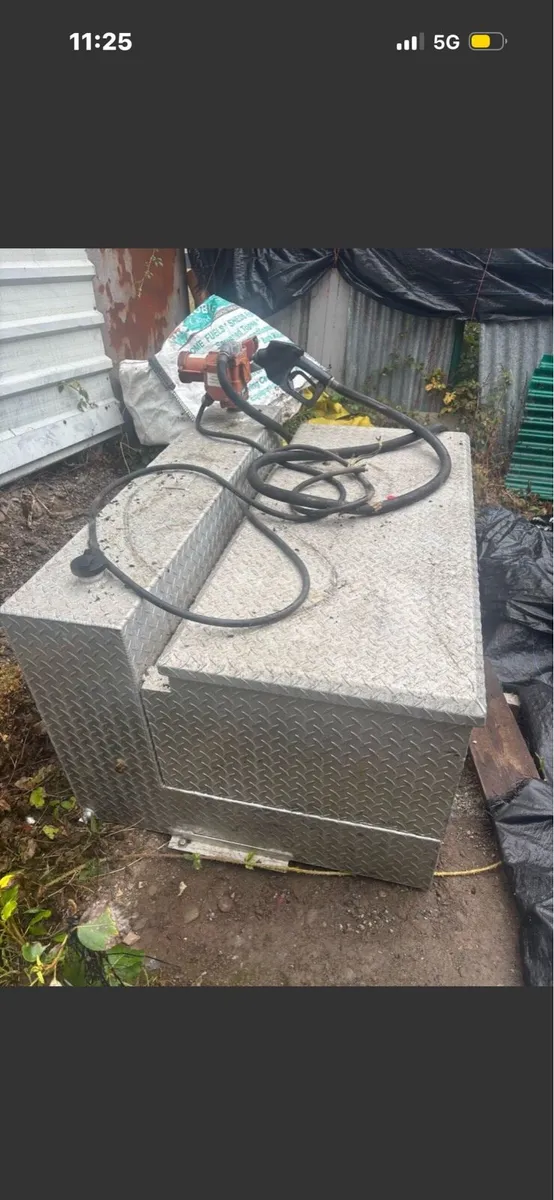 Pickup tool chest / fuel bowser. - Image 1