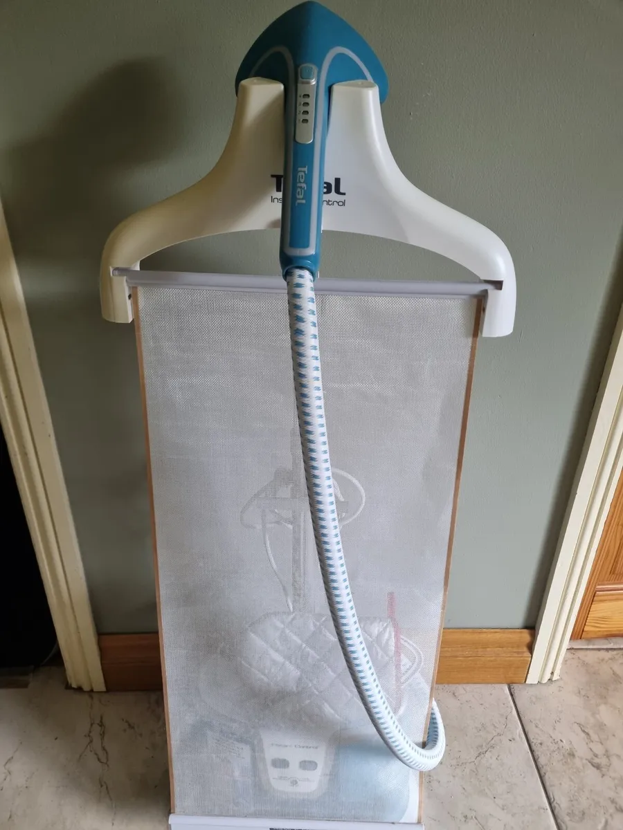 Clothes steamer - Image 1