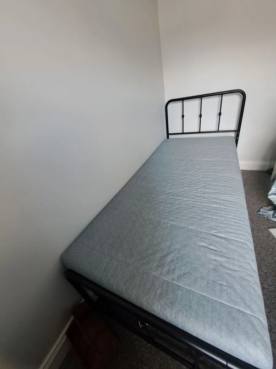 Single bed with two mattresses - Image 1
