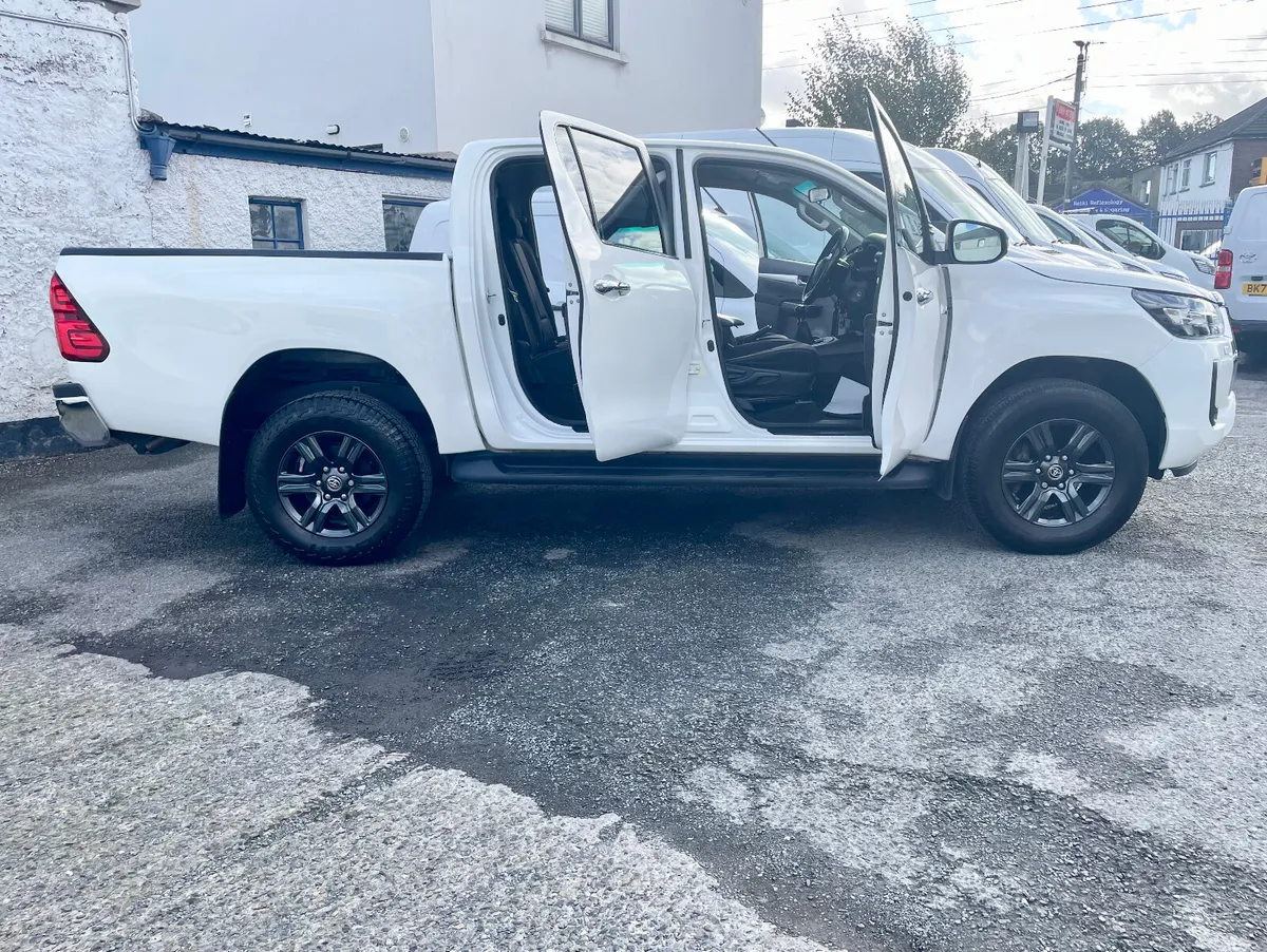 Toyota Hilux Icon 2.4 D-4D 150BHP 4WD Manual,2021 - Image 3