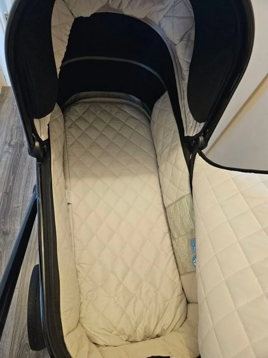 venicci tinum special edition rose gold travel system - Image 3