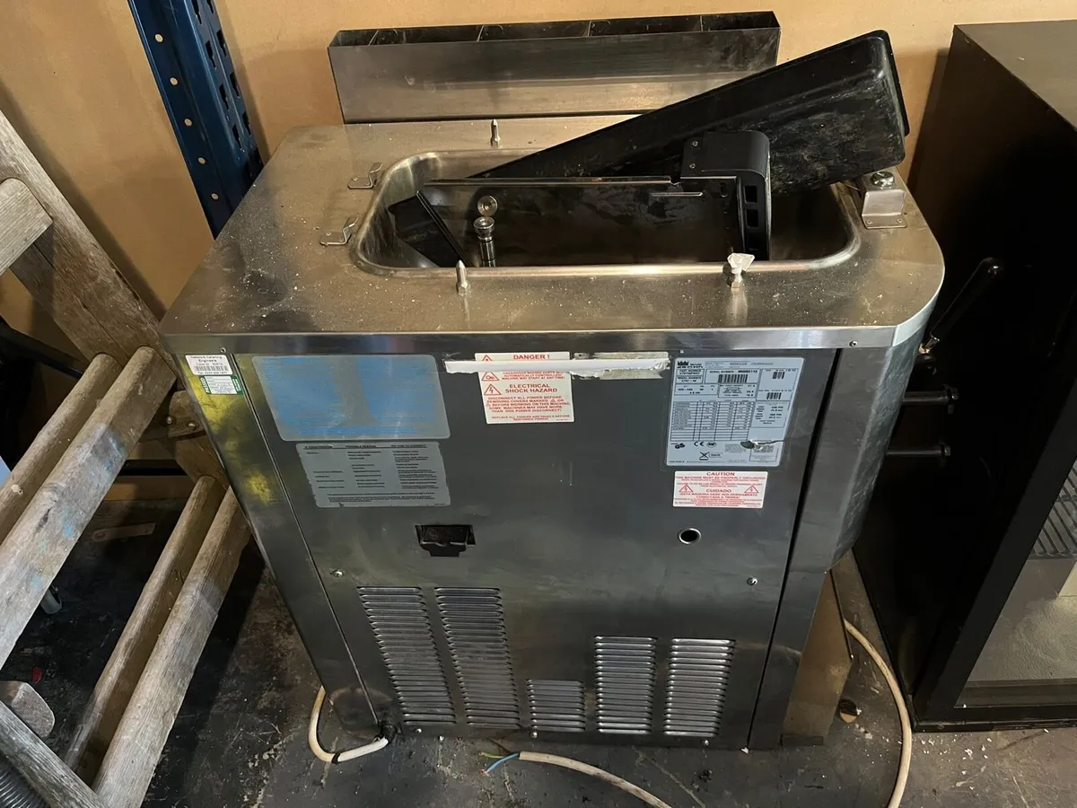 Taylor C707 commercial soft serve ice cream maker - Image 3