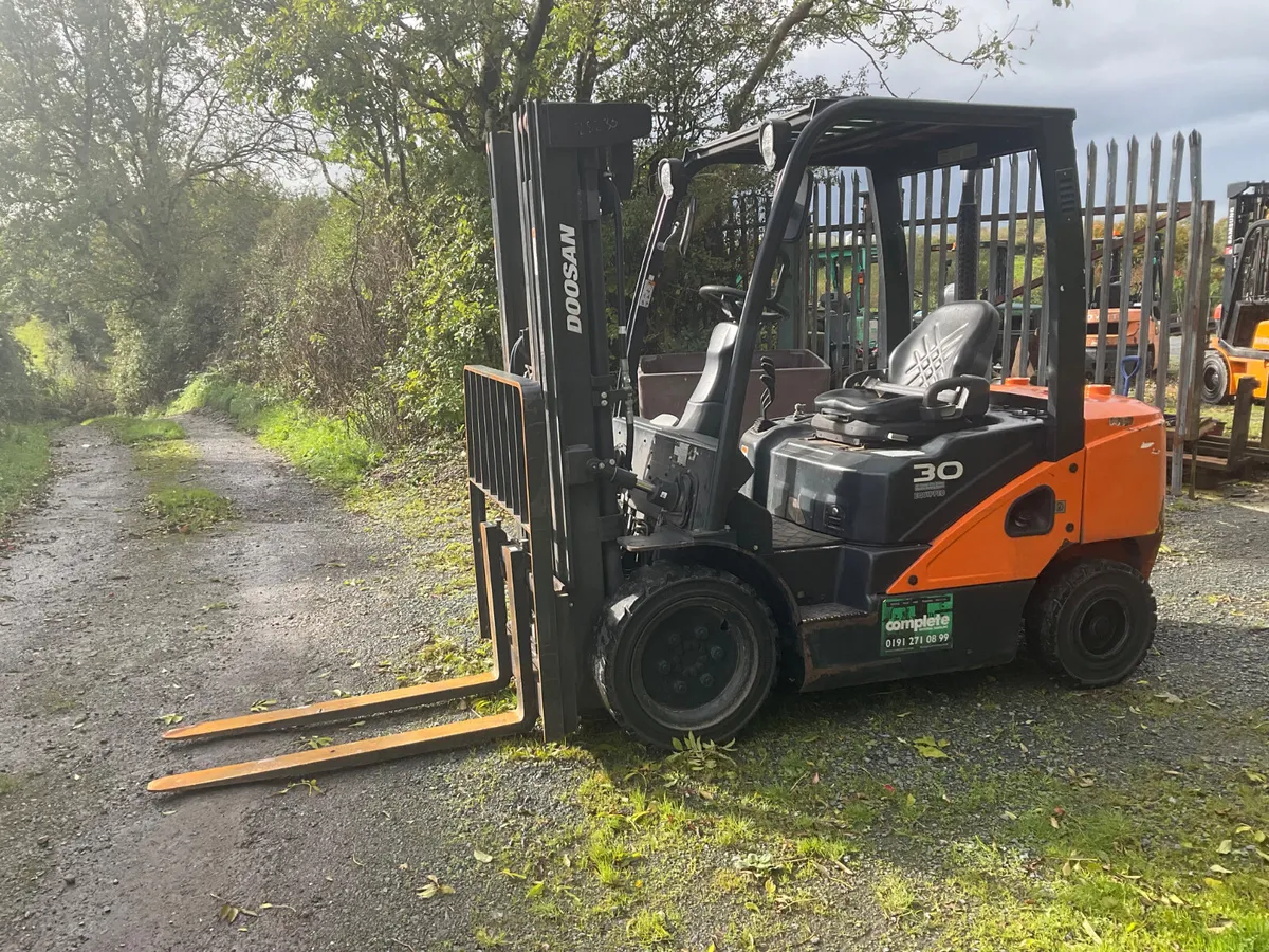 FORKLIFT - Image 1