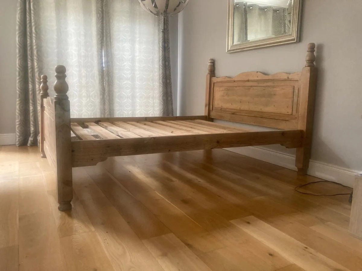 Traditional style bed frame - Image 1