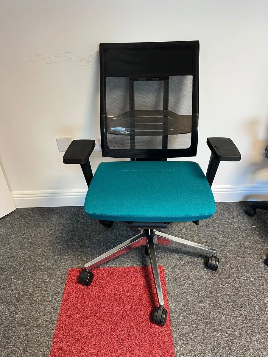 Black office chair - Image 4