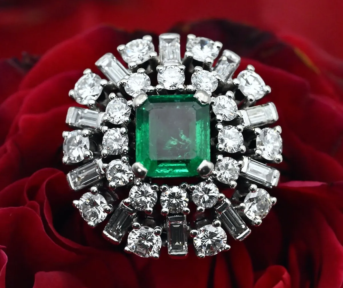 Wonderful 1940/50s Emerald & Diamond Ring 18ct - Image 2