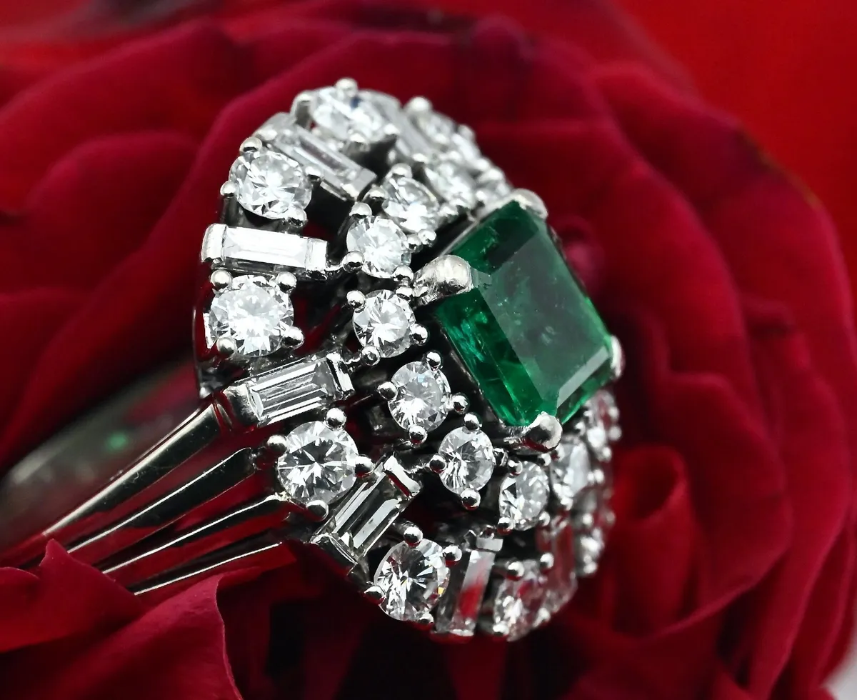 Wonderful 1940/50s Emerald & Diamond Ring 18ct - Image 3
