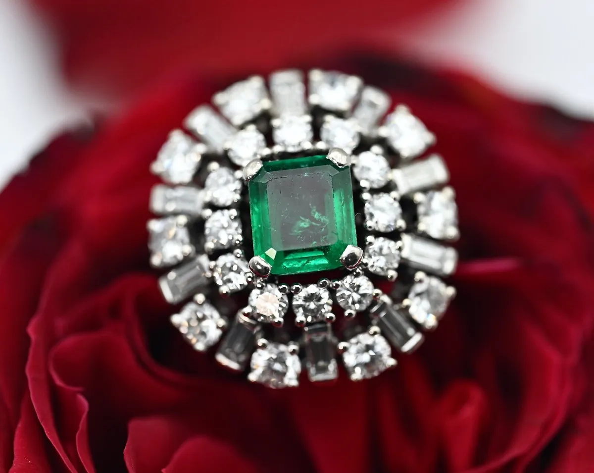 Wonderful 1940/50s Emerald & Diamond Ring 18ct - Image 4