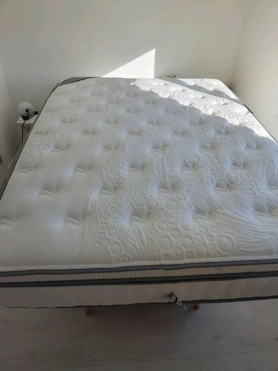 Memory foam king mattress - Image 1