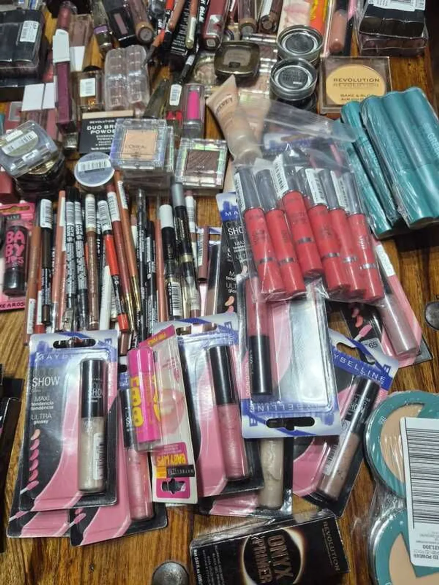 Wholesale Cosmetics Lot: 850 Pieces, Mixed Brands - Image 1