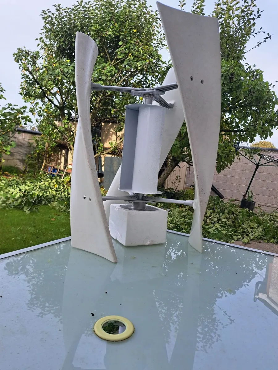 vertical 2kmh wind turbine