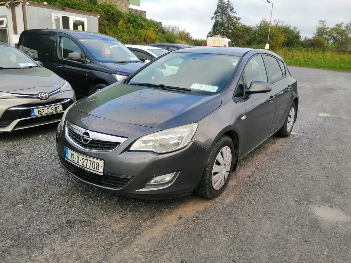 Opel Astra 2012 - Image 2