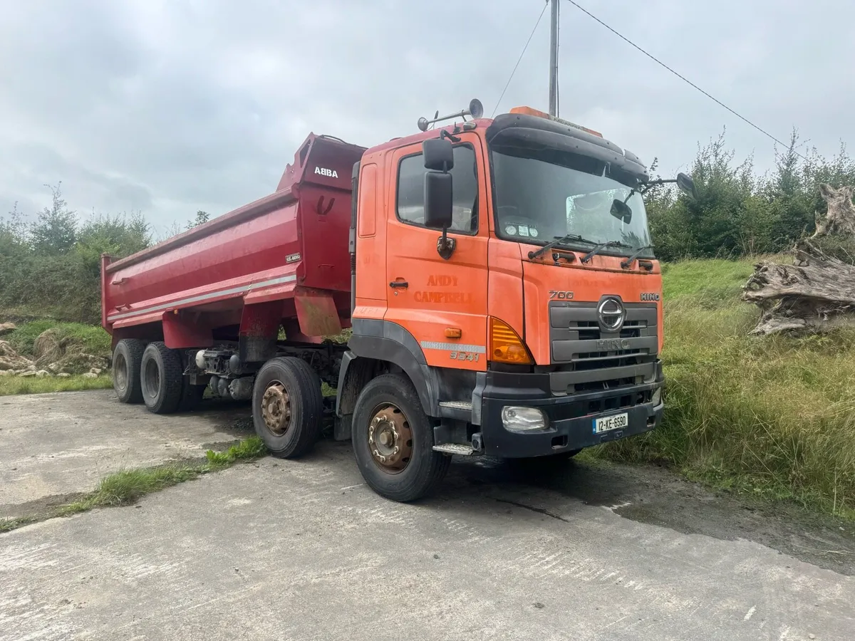 Hino 8 wheel tipper €9,950 - Image 1