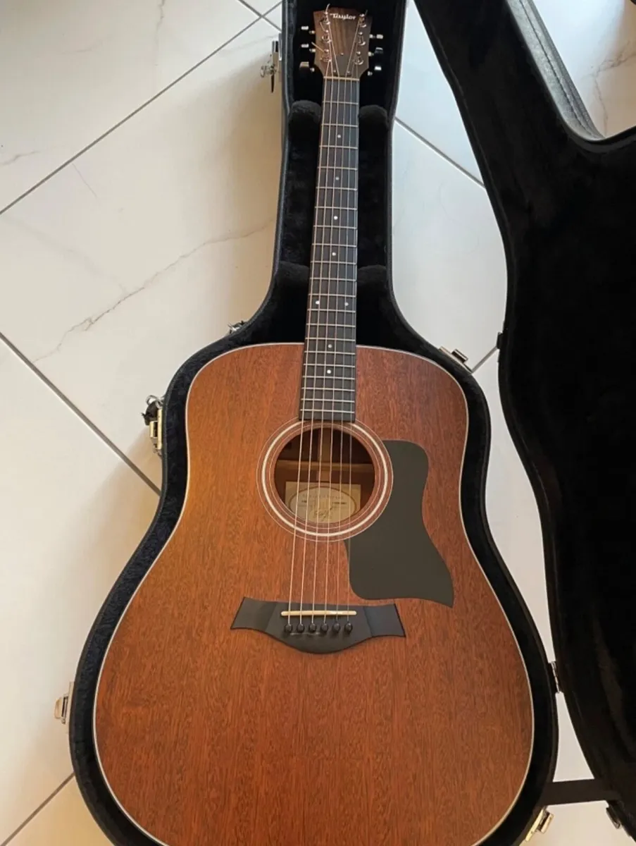 Acoustic guitar - Image 1