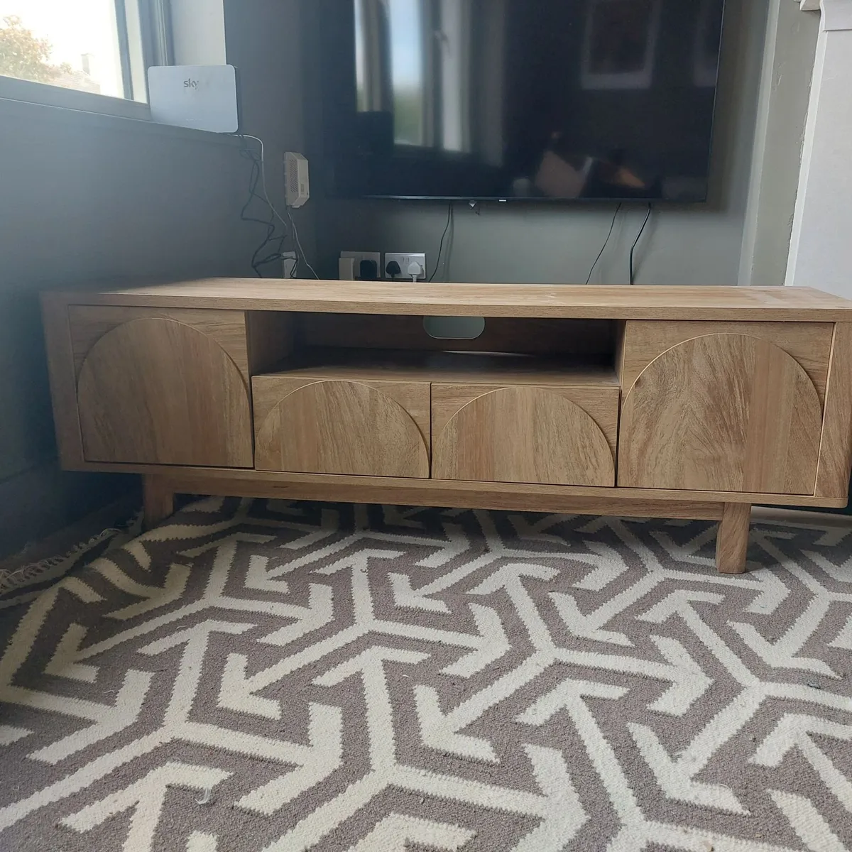 Gorgeous TV unit in perfect condition - Image 2
