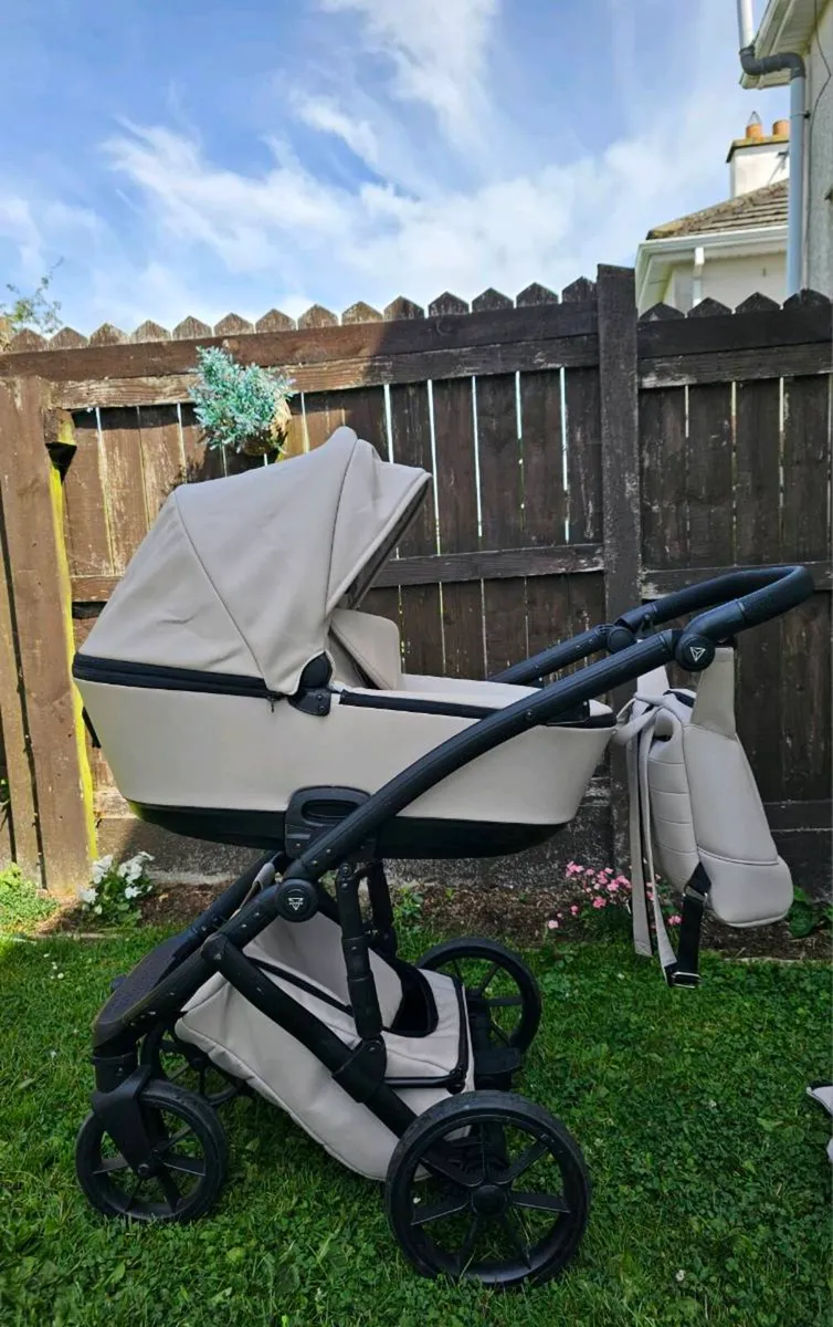 3-in-1 Baby Pram – Very Good Condition - Image 3