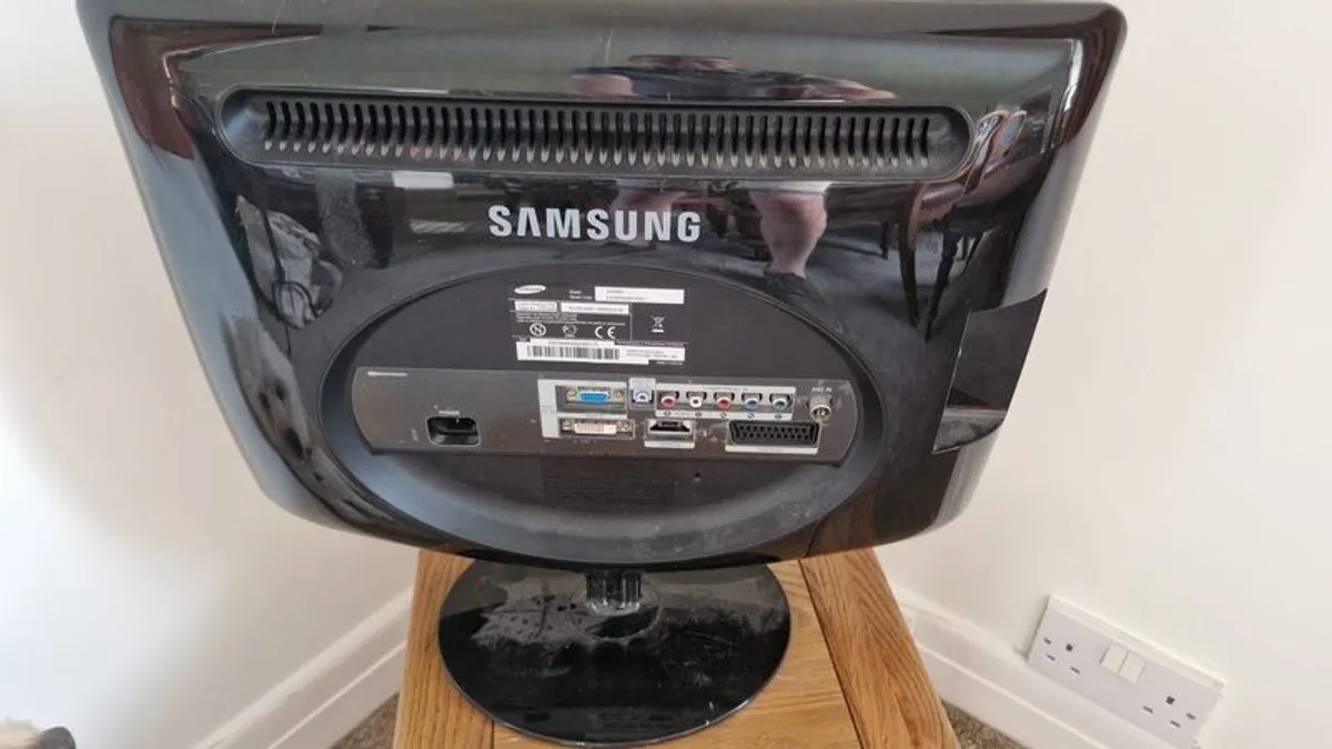 Samsung Tv and/or stand - Image 2