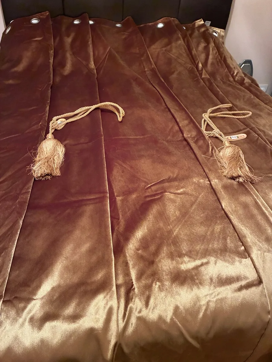 curtains - Image 1