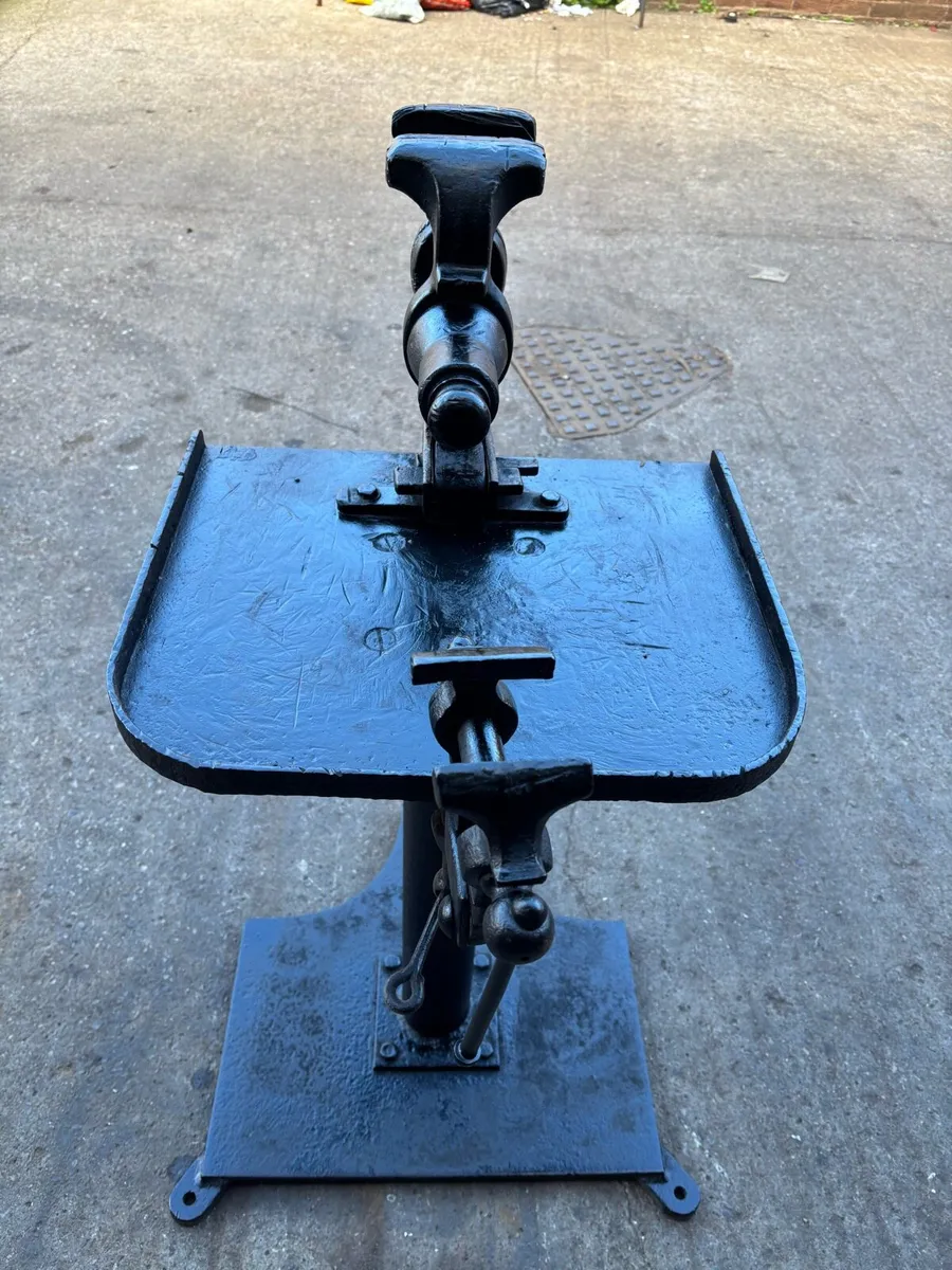 VAUGHAN LEG VICE TABLE  PLUS VICE - Image 3