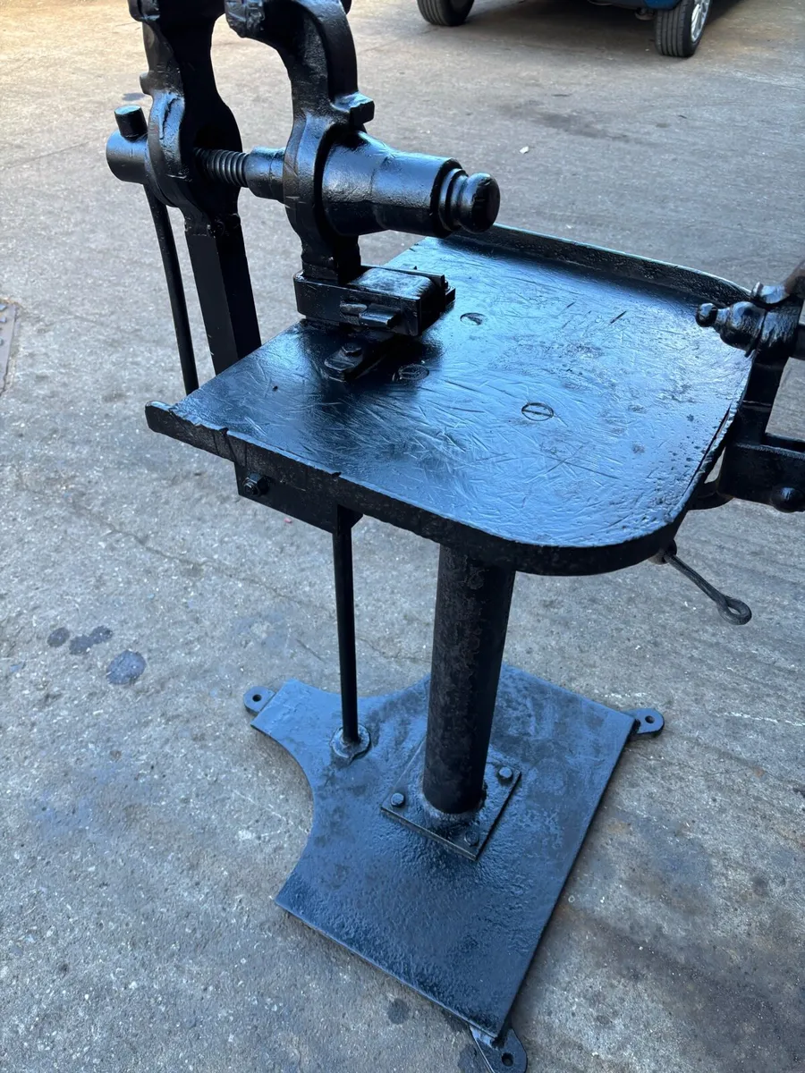 VAUGHAN LEG VICE TABLE  PLUS VICE - Image 4