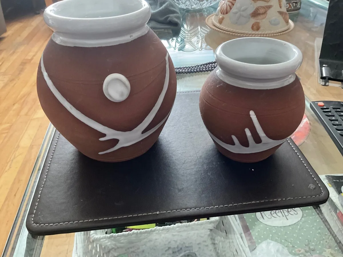 Two pottery vases - Image 1
