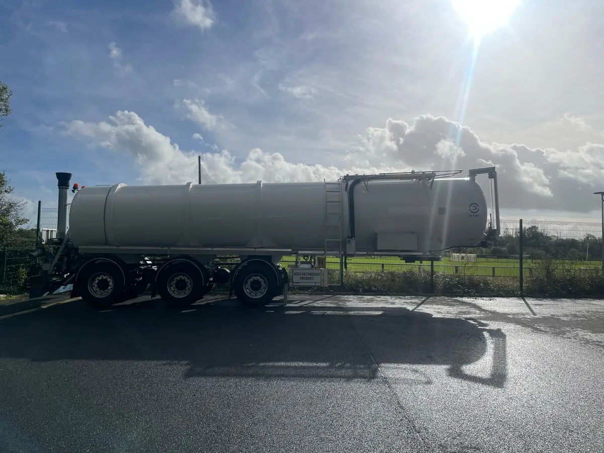 Vacuum tanker - Image 1