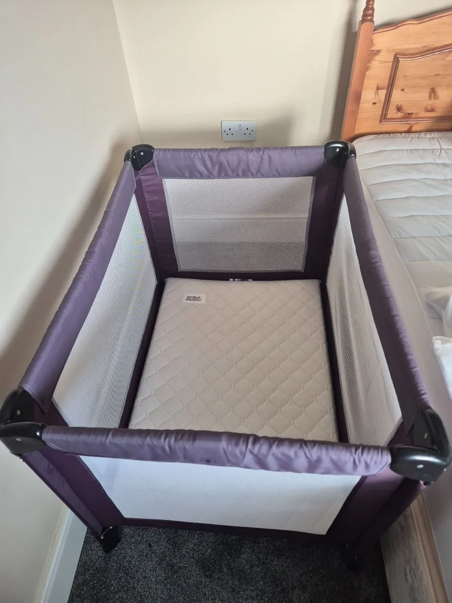 Baby travel cot - Image 1