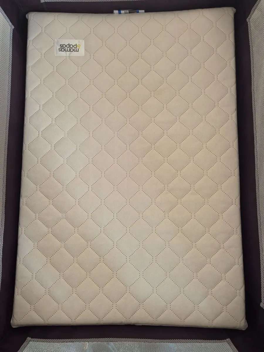Baby travel cot - Image 2