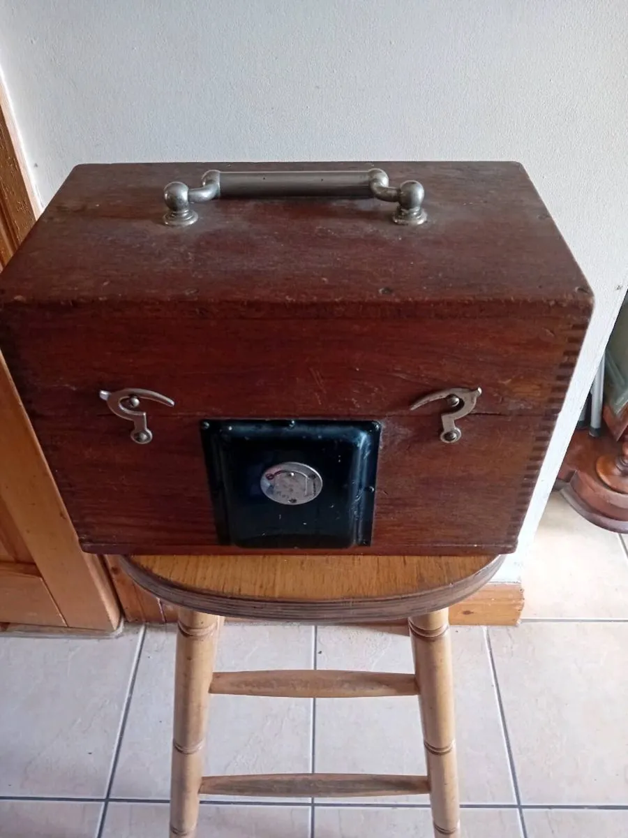 ANTIQUE AND COLLECTABLES - Image 1