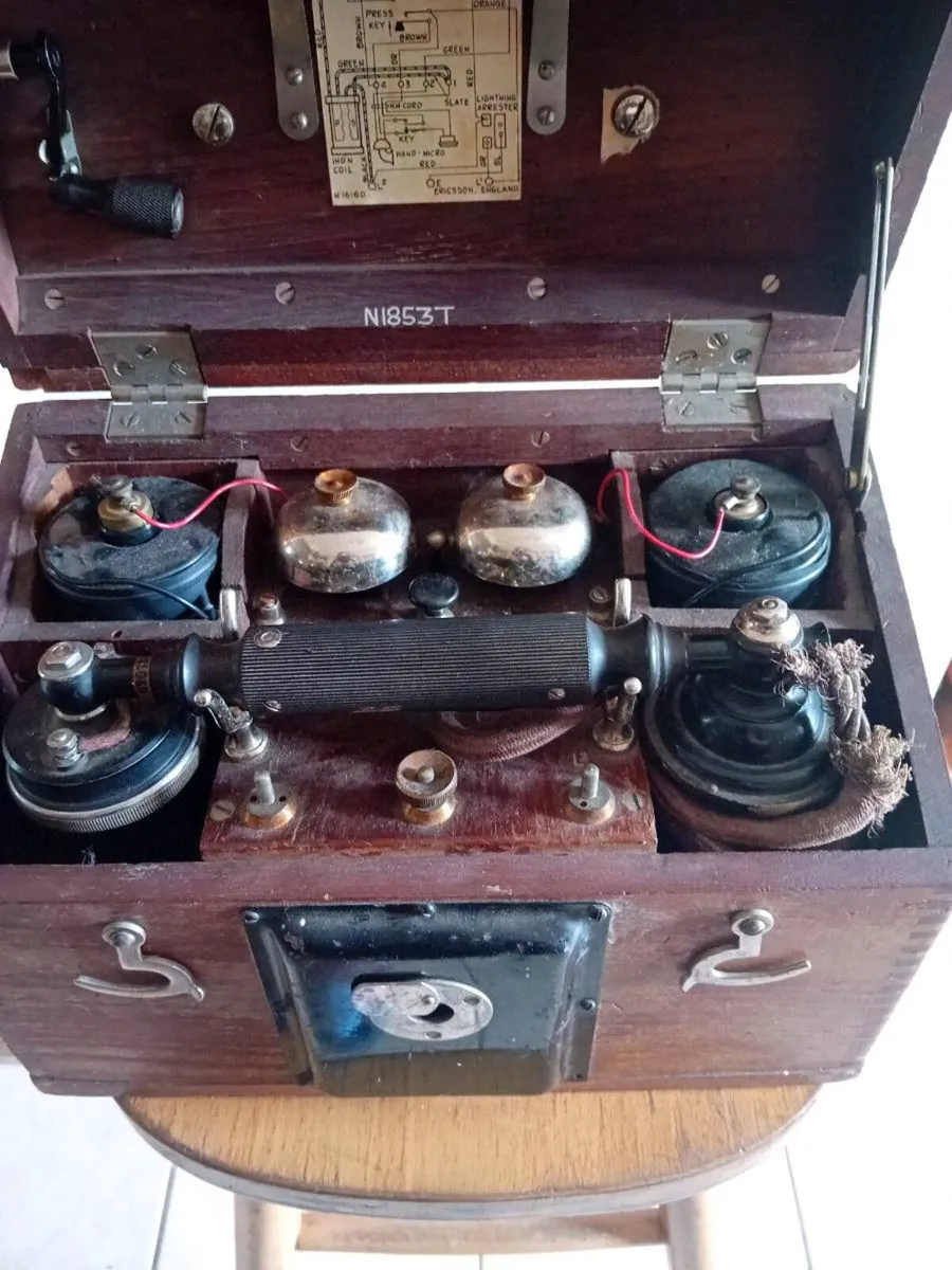 ANTIQUE AND COLLECTABLES - Image 3