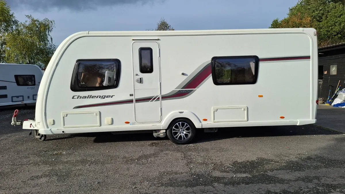 Swift Challenger 565 Fixed Single Beds Caravan - Image 1