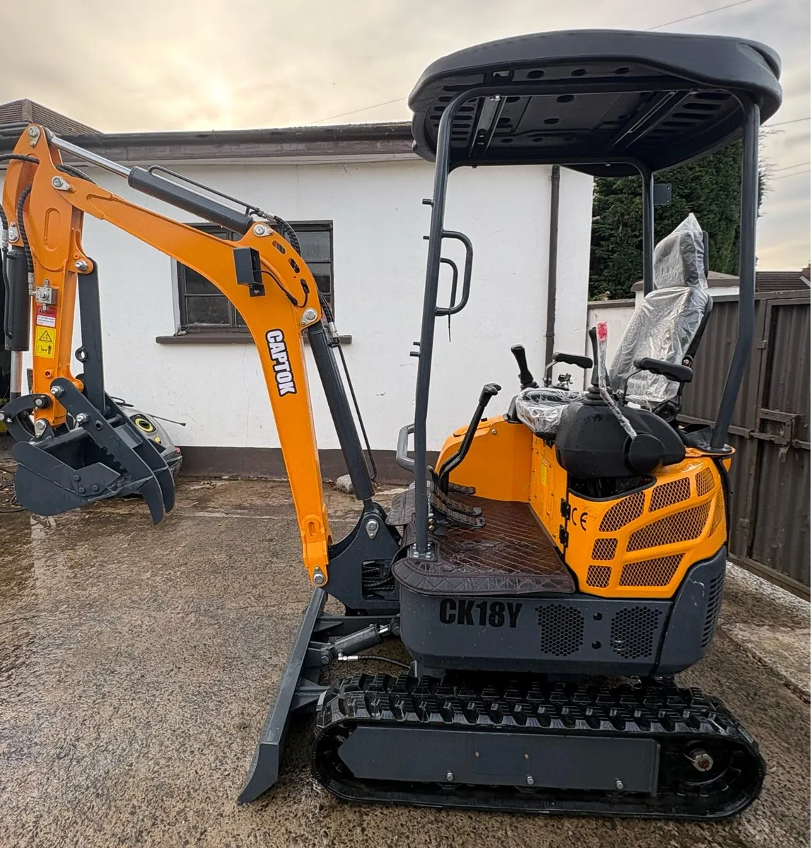 Captock 1.8 Ton Mini Digger Swing Boom Diesel - Image 1