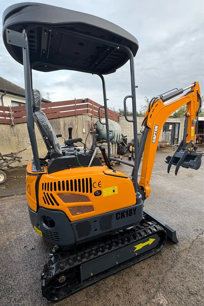 Captock 1.8 Ton Mini Digger Swing Boom Diesel - Image 3