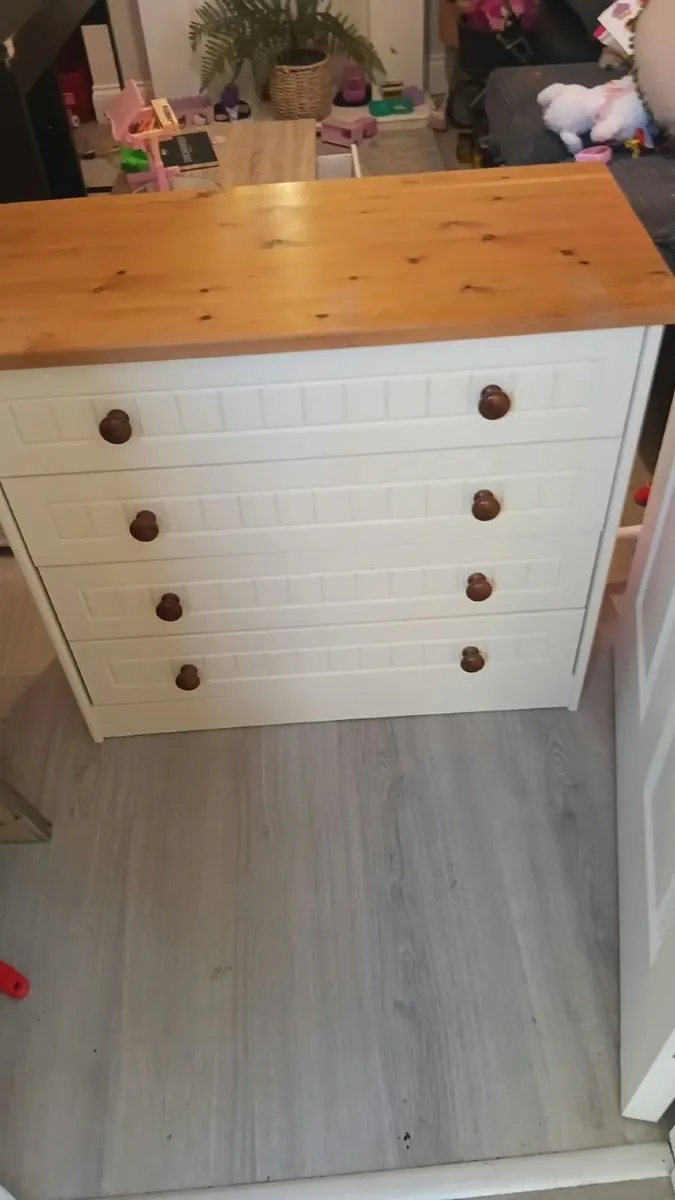 Chest of drawers
