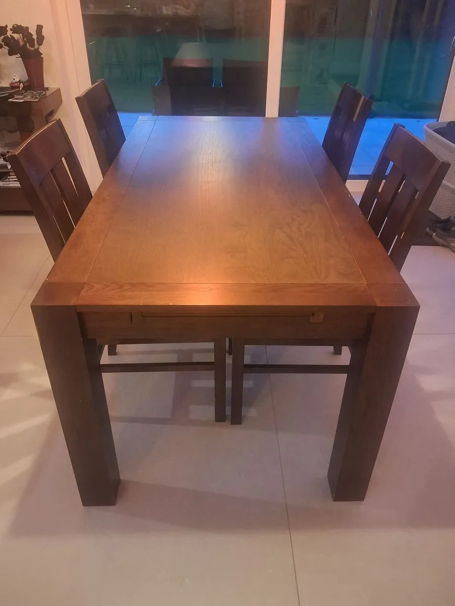 Table and chairs - Image 1