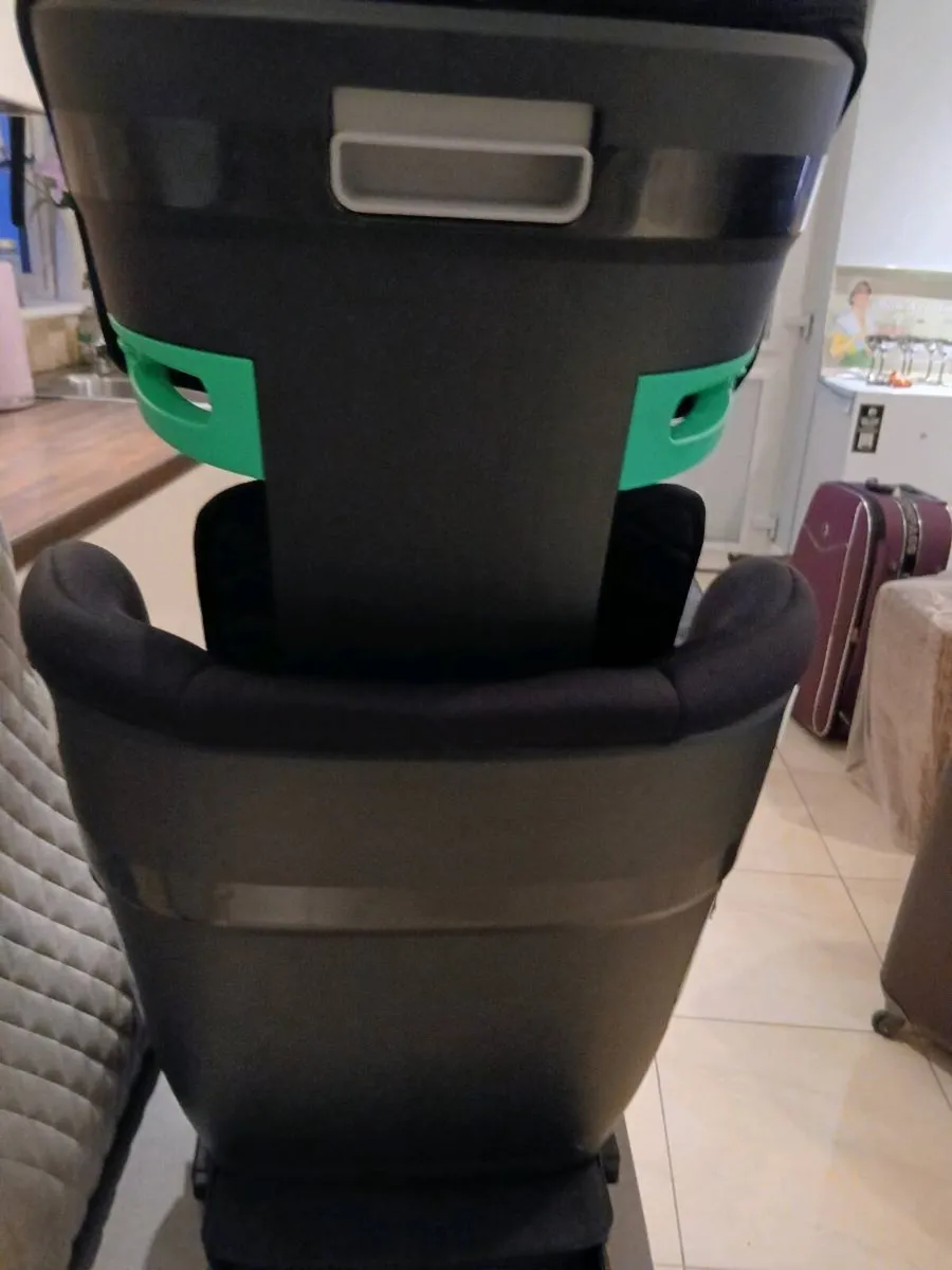 CHILDS BOOSTER SEAT LIKE NEW - Image 4