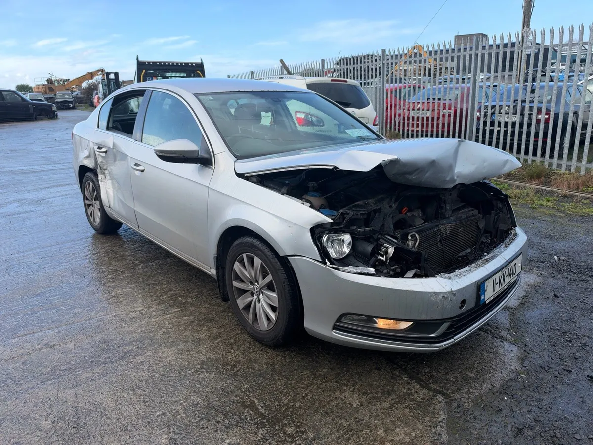 2011 VW Passat 1.6tdi DAMAGE REPAIRABLE - Image 3