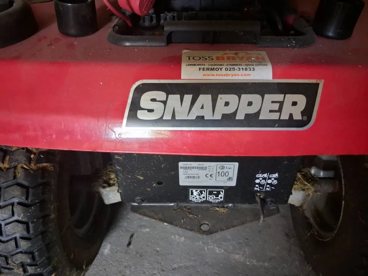 Ride on lawn mower - Image 1