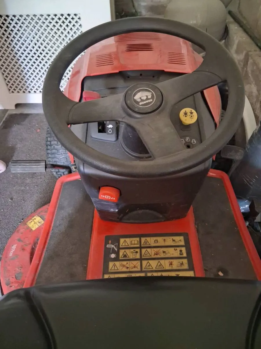 Ride on lawn mower - Image 3