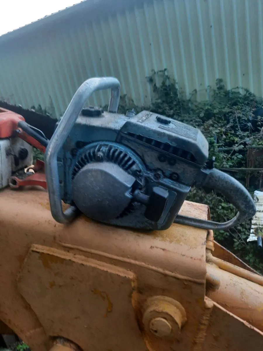 Two vintage chainsaws  stihl and homelite - Image 3