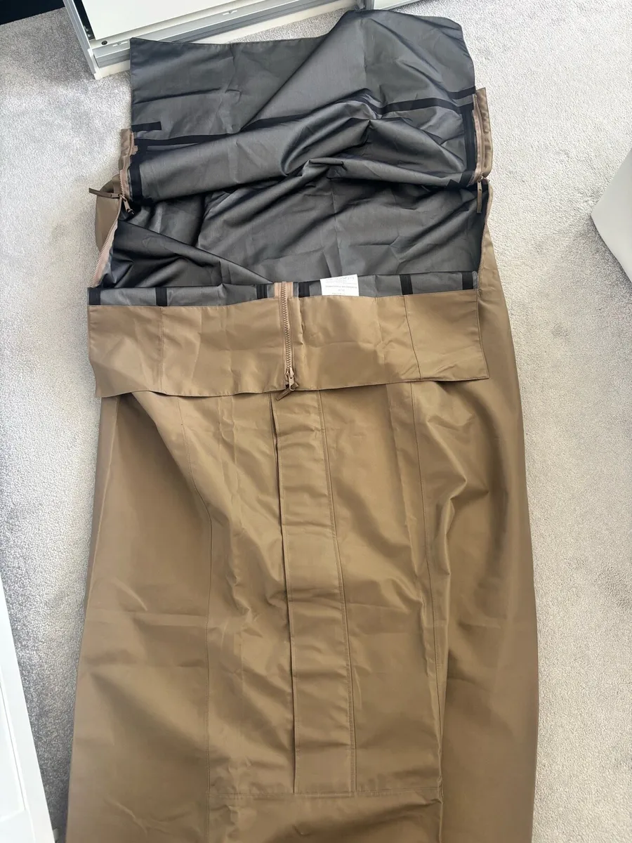 Waterproof sleeping bag cover for camping - Image 1