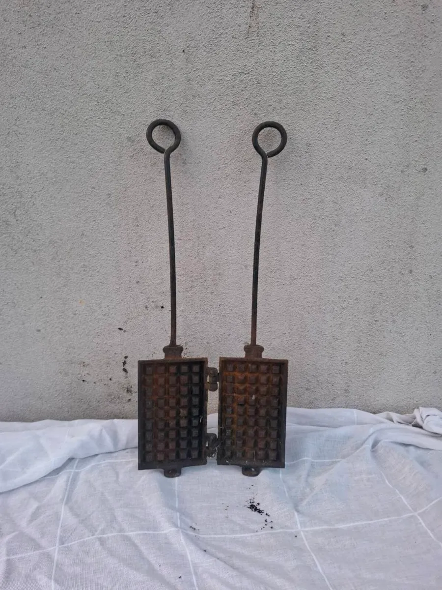 Antique cast iron waffles maker postage possible