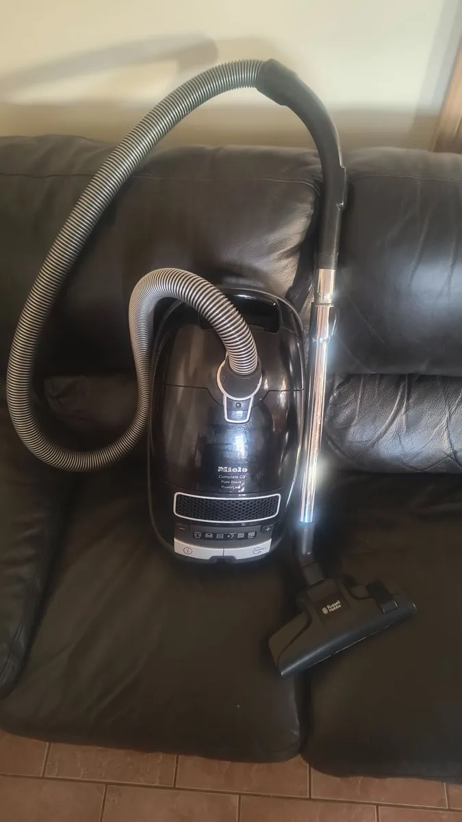 Miele Complete C3 vacuum cleaner with bag. - Image 3