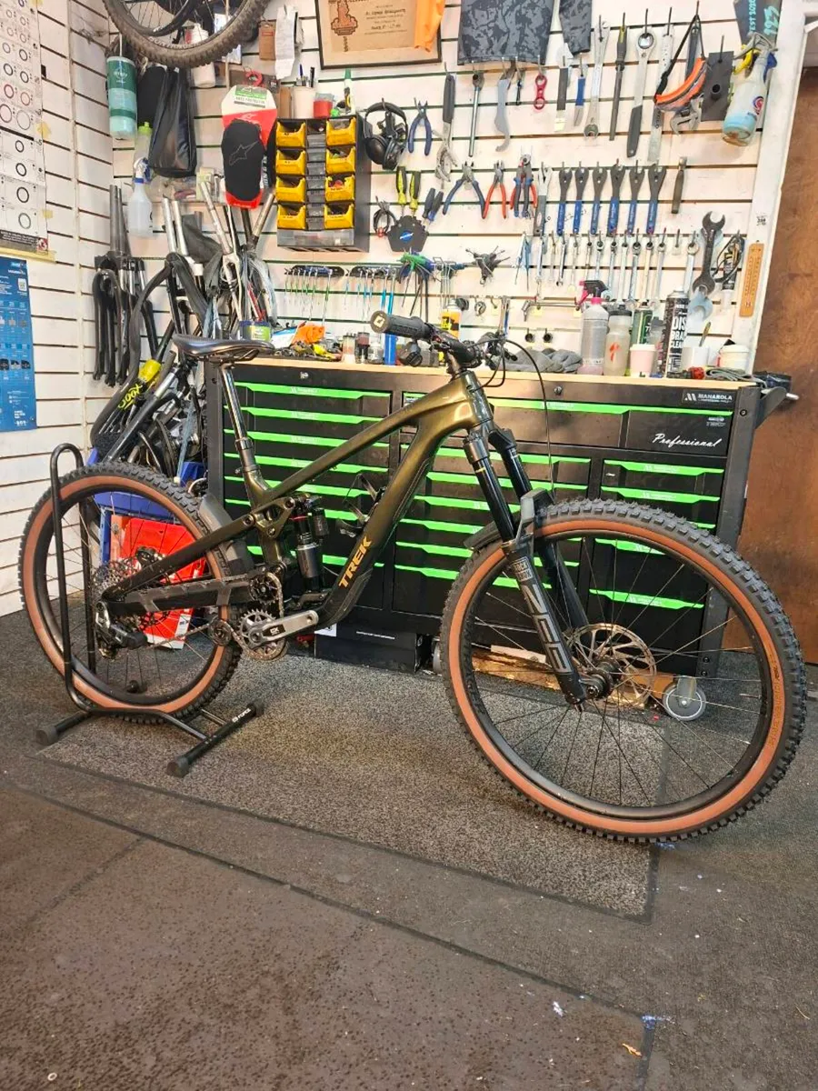 Trek Slash 9.8 GX Axs t type - Image 1