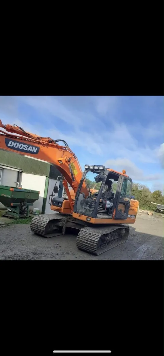 14.8 Tonne DOOSAN Excavator - Image 1