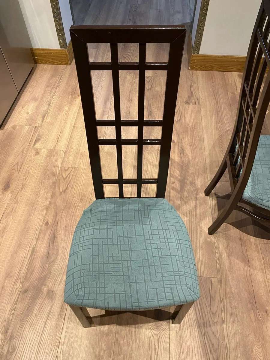 Table and Chairs - Image 4