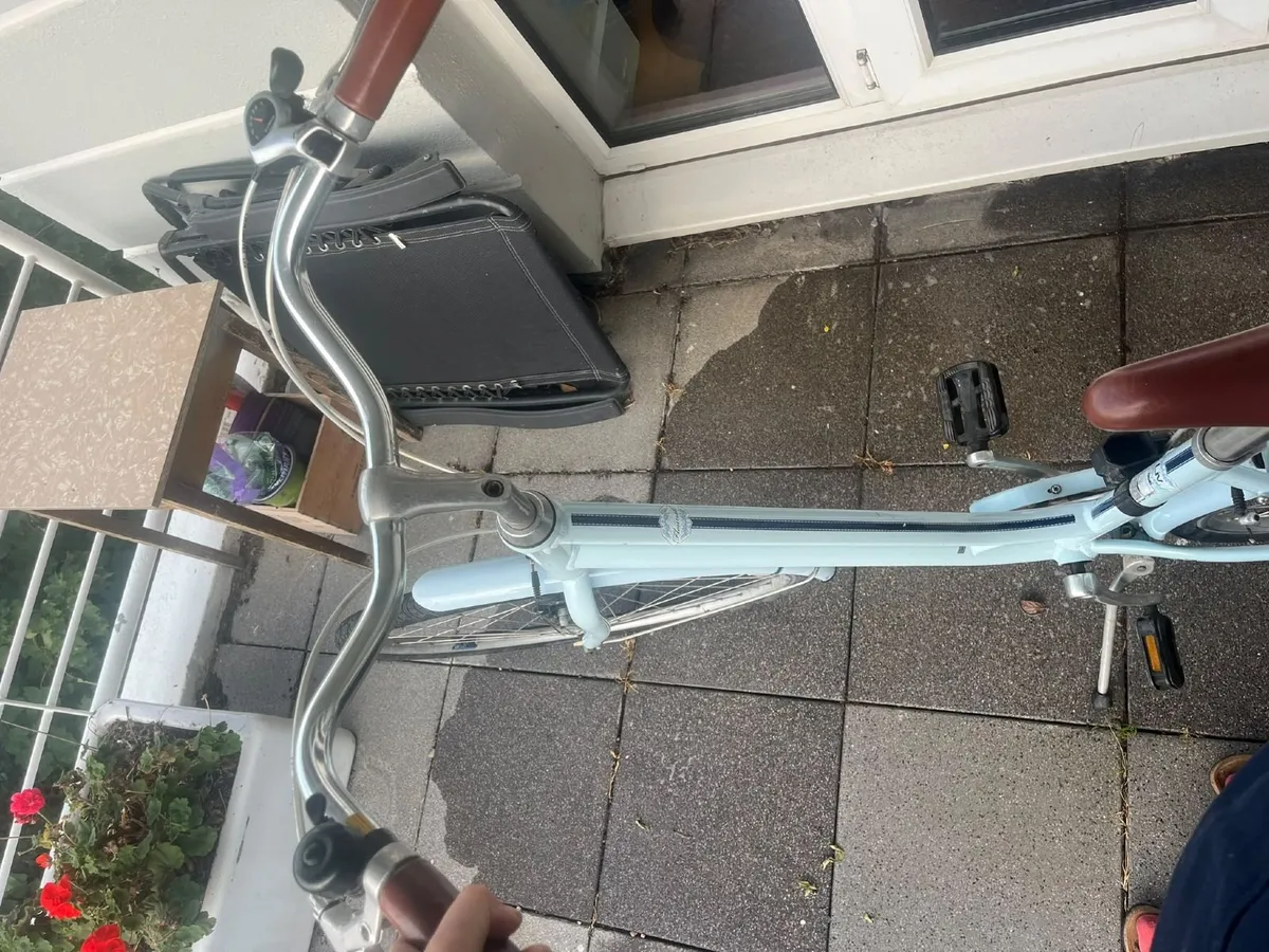 Secondhand Women's GIANT Bike - Image 3