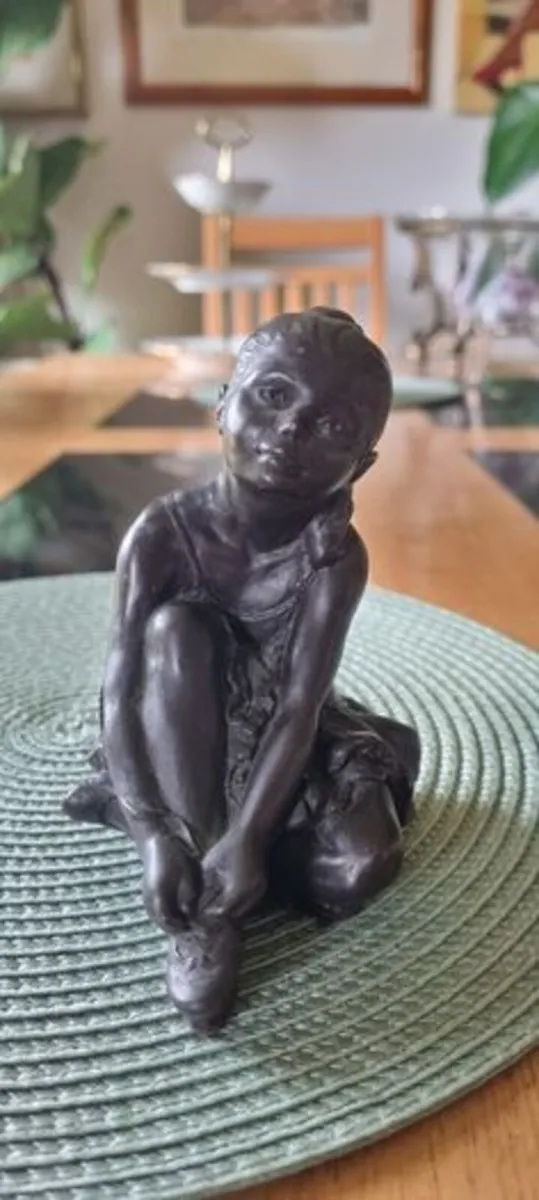A small ballerina figurine - Image 1